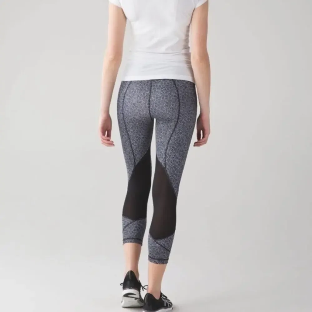 Lululemon Pace Rival Crop Freckle Flower Black‎ and White Print 22